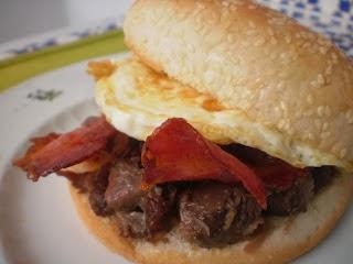 HAMBURGUESA DE CORDERO CON RAS AL HANOUT Y COMINO, ADEREZADA CON SALSA DE YOGUR