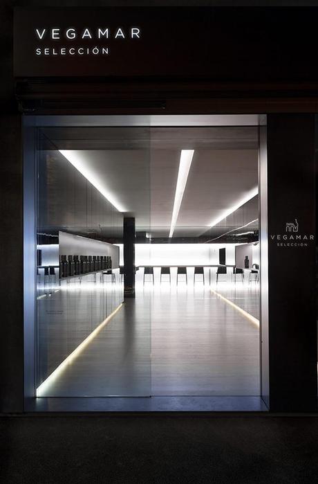 Fran Silvestre Arquitectos diseña Vegamar Selección, una inmaterial vinoteca en la valenciana calle Colón.