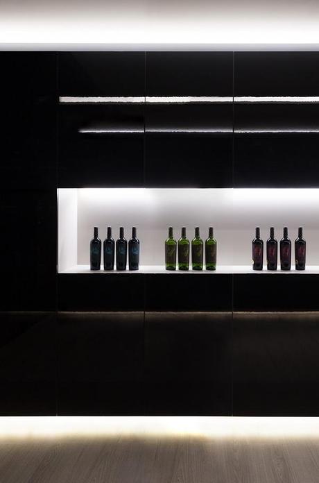 Fran Silvestre Arquitectos diseña Vegamar Selección, una inmaterial vinoteca en la valenciana calle Colón.