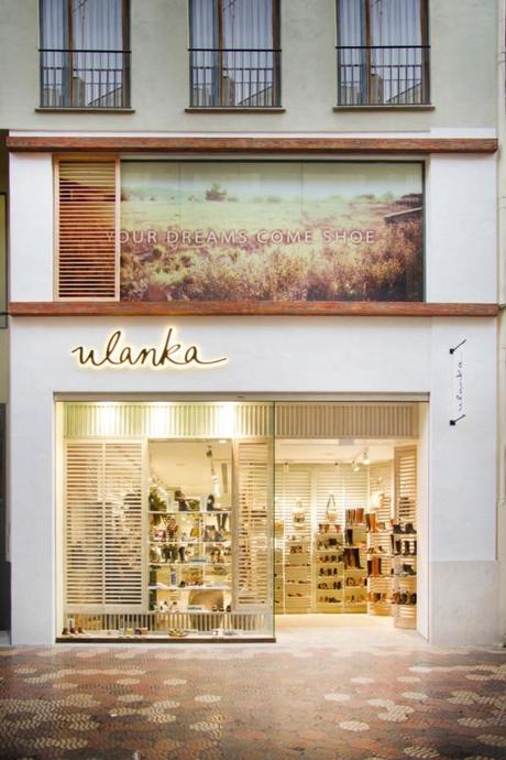 El estudio CuldeSac regala optimismo y aire mediterráneo a las zapaterías Ulanka.