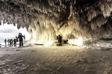 cueva de hielo en el Lago Superior