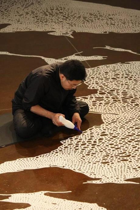 Motoi Yamamoto creando un mapa neuronal de sal