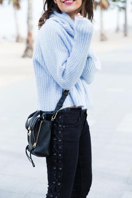 Black_Jeans-Knit_Jumper-Light_Blue-Street_Style-Outfits-17