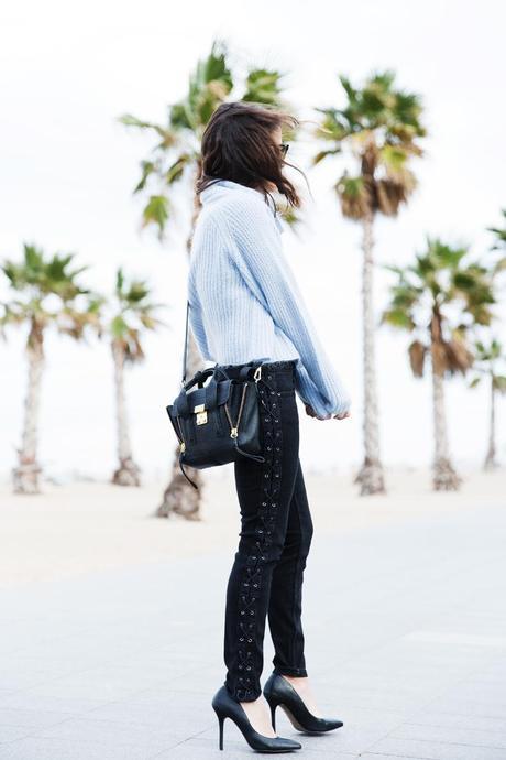 Black_Jeans-Knit_Jumper-Light_Blue-Street_Style-Outfits-10
