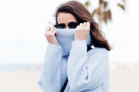 Black_Jeans-Knit_Jumper-Light_Blue-Street_Style-Outfits-37
