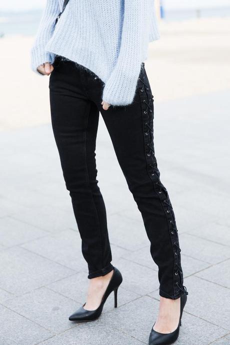 Black_Jeans-Knit_Jumper-Light_Blue-Street_Style-Outfits-11