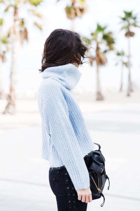 Black_Jeans-Knit_Jumper-Light_Blue-Street_Style-Outfits-5