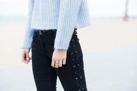 Black_Jeans-Knit_Jumper-Light_Blue-Street_Style-Outfits-48