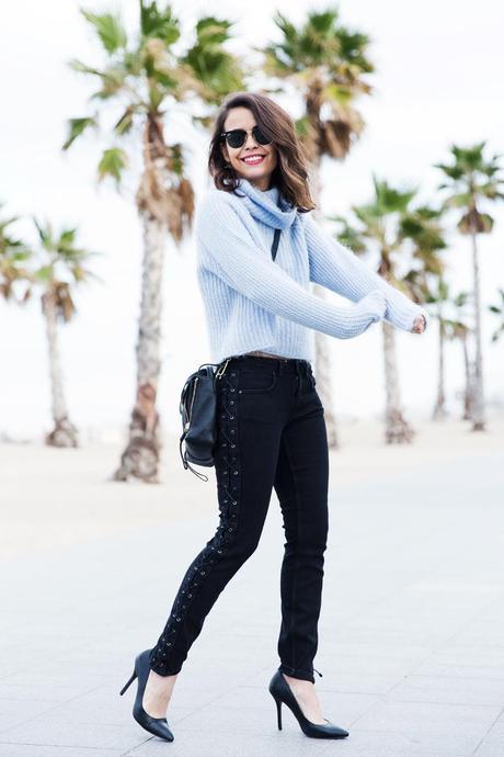 Black_Jeans-Knit_Jumper-Light_Blue-Street_Style-Outfits-15