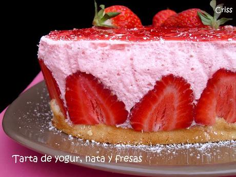 Tarta de yogur, nata y fresas
