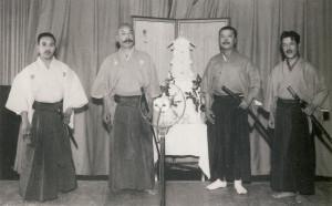 Shinkage Masters: Yagyu Toshinaga con algunos de sus alumnos, entre ellos Kashima sensei y Kanbe Kinshichi. Fuente budoshugyosha.com