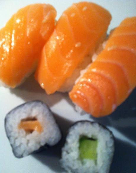 RECETA DE SUSHI MAKI SALMON AGUACATE Y MANGO