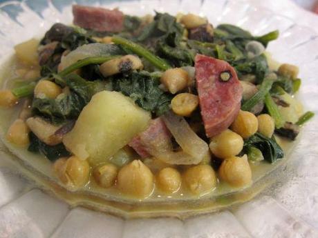 potaje-de-garbanzos-con-espinacas-y-salchichon-de-jabali-