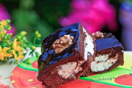 BROWNIE CON CREMA DE CHOCOLATE, QUESO Y NUECES