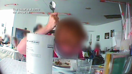 Las enfermeras pasan delante de los enfermos como si estuvieran muertos