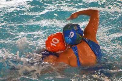 Lorena lucha por la posición con una jugadora zaragozana.