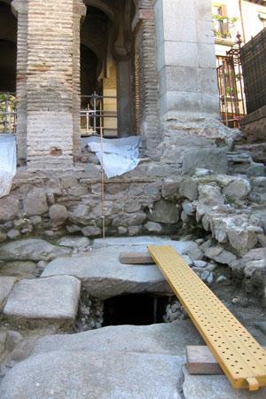 Descubren una calzada y una cloaca romanas bajo la Mezquita del Cristo de la Luz en Toledo