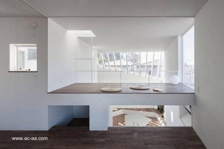 Casa urbana elevada Minimalista en Japón.