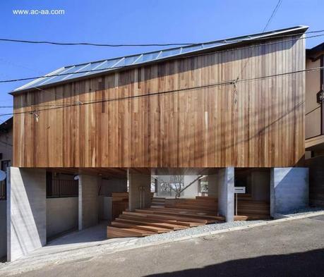 Casa urbana elevada Minimalista en Japón.