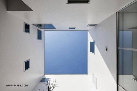 Casa urbana elevada Minimalista en Japón.