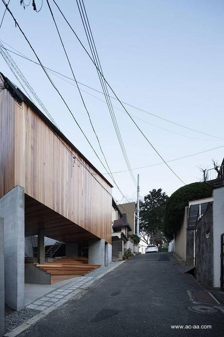 Casa urbana elevada Minimalista en Japón.