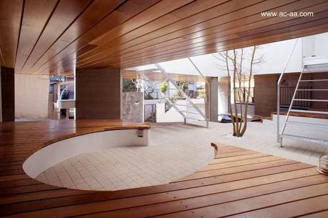 Casa urbana elevada Minimalista en Japón.