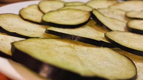 Chuletas de Lechal Marinadas a la Parrilla con Flor de Berenjena en Dos Texturas