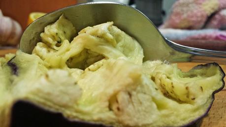 Chuletas de Lechal Marinadas a la Parrilla con Flor de Berenjena en Dos Texturas