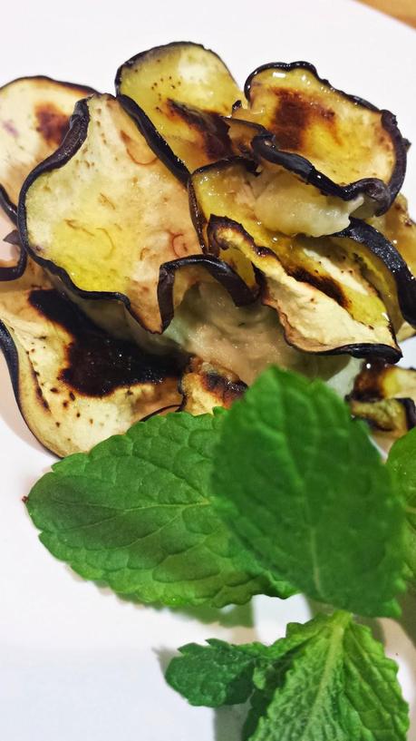 Chuletas de Lechal Marinadas a la Parrilla con Flor de Berenjena en Dos Texturas
