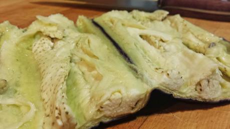 Chuletas de Lechal Marinadas a la Parrilla con Flor de Berenjena en Dos Texturas