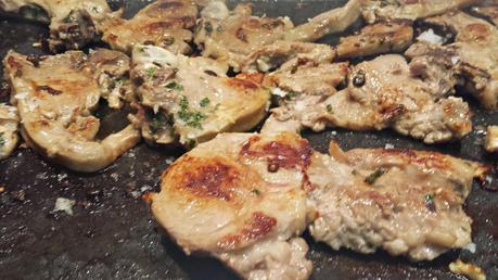 Chuletas de Lechal Marinadas a la Parrilla con Flor de Berenjena en Dos Texturas