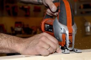 02 corte con caladora 300x199 La caladora o sierra de calar. 