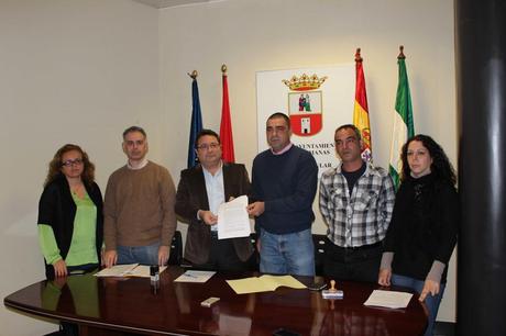 Manuel Alcocer firmando con el presidente de la plataforma de parados nazarenos