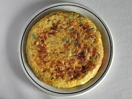 Tortilla de cebolla, queso y finas hierbas