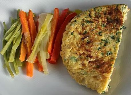Tortilla de cebolla, queso y finas hierbas