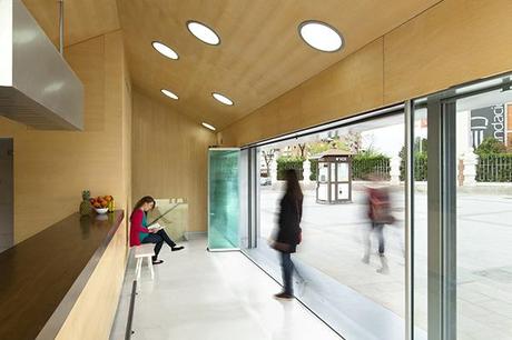 LG Arquitectos diseñan Espacio Gourmet, un quiosco que humaniza la madrileña plaza de Castilla.