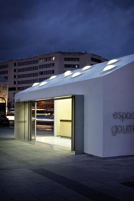 LG Arquitectos diseñan Espacio Gourmet, un quiosco que humaniza la madrileña plaza de Castilla.
