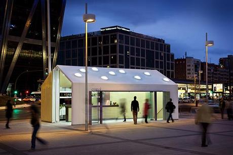 LG Arquitectos diseñan Espacio Gourmet, un quiosco que humaniza la madrileña plaza de Castilla.