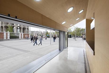 LG Arquitectos diseñan Espacio Gourmet, un quiosco que humaniza la madrileña plaza de Castilla.