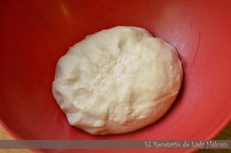 Pizza casera de lacón y queso provolone