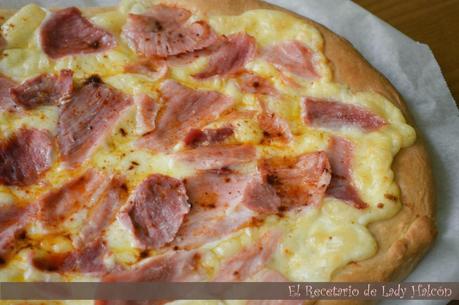 Pizza casera de lacón y queso provolone