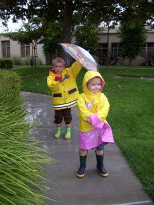 niños en la lluvia