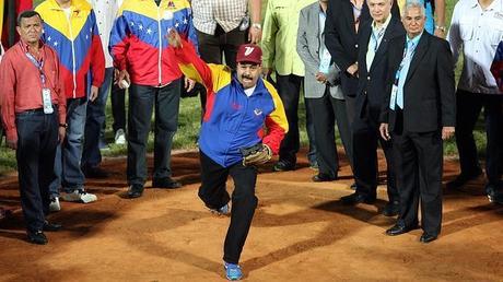 Maduro abucheado en estadio!!