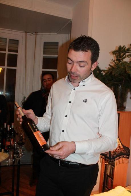 Cesar, de Bodega 3 Ases, en el momento de la presentación.