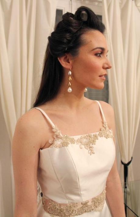 Detalle del vestido y las joyas.