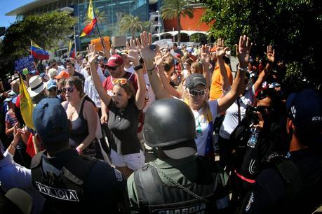 En Venezuela la Gn protege cubanos atacando opositores