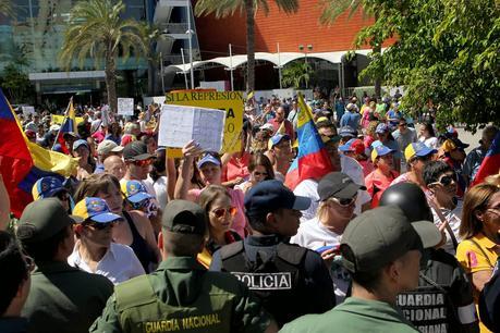 En Venezuela la Gn protege cubanos atacando opositores