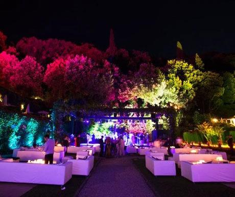 Es Tendencia: iluminar de colores los exteriores de las bodas