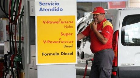 Fuerte crítica de De Vido a Shell por la suba en sus naftas