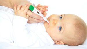 bebé con termometro